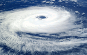 https://bizna.jp/wp-content/uploads/2020/09/台風シーズン.png