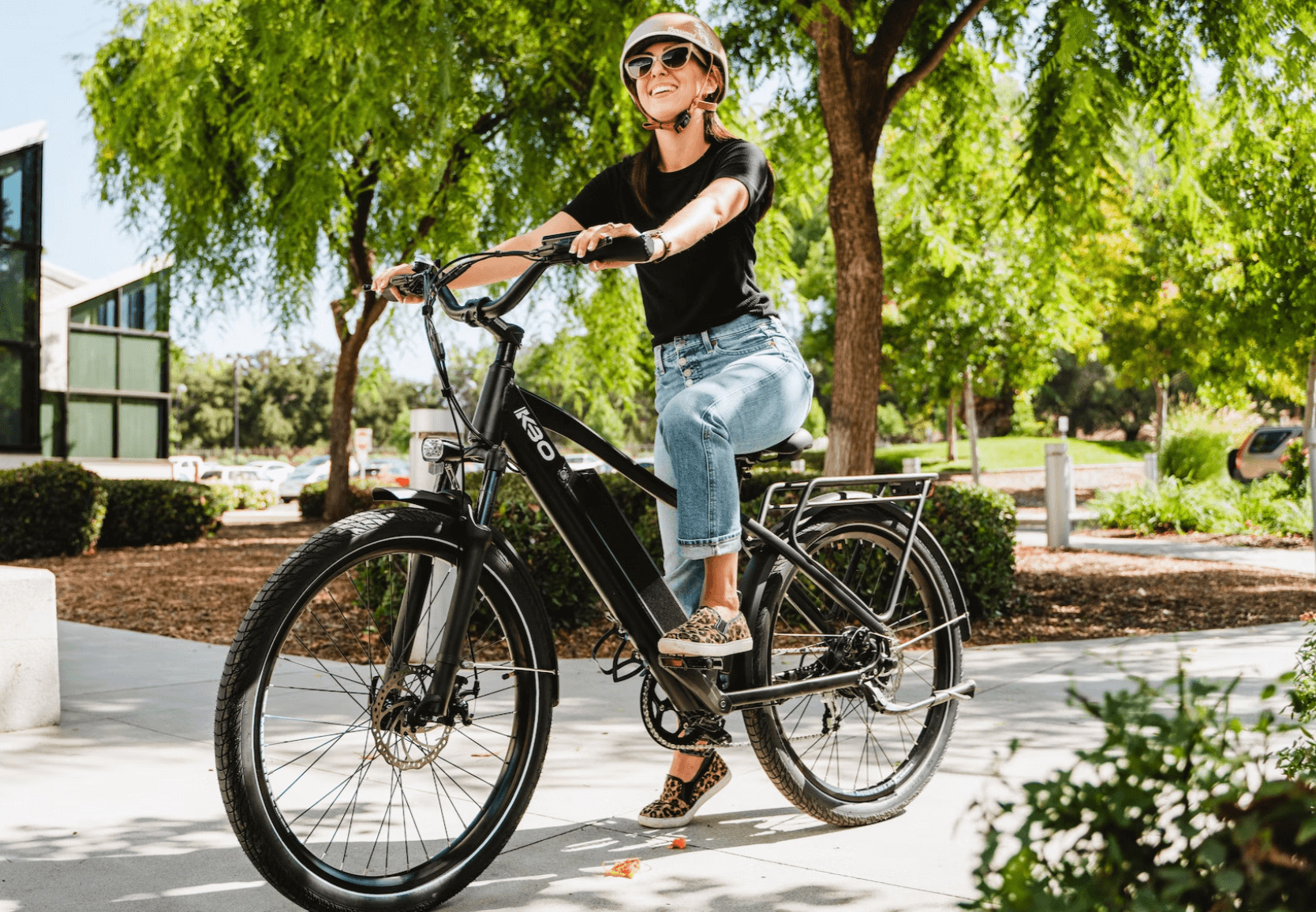 自転車ヘルメットを被る女性